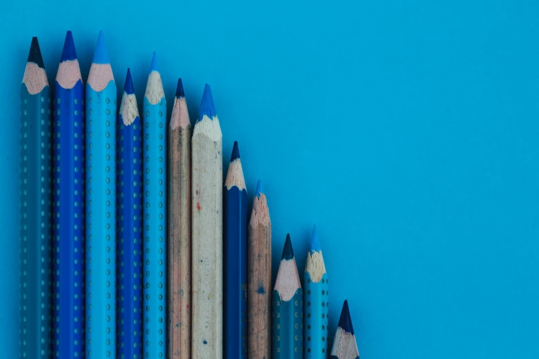 many pencils are lined up and sitting in different colors