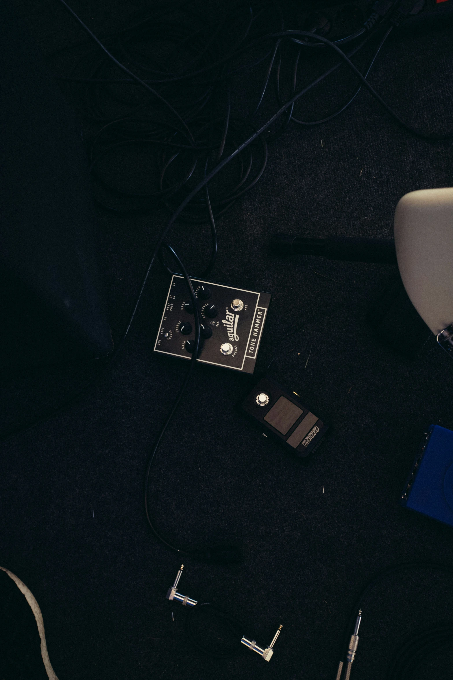 the electronics is laying on the floor in front of the guitar