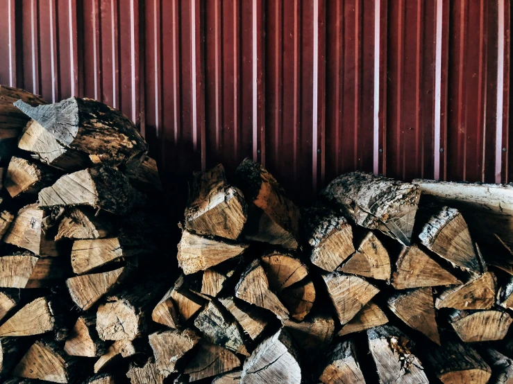 some large stacks of chopped logs on top of a pallet