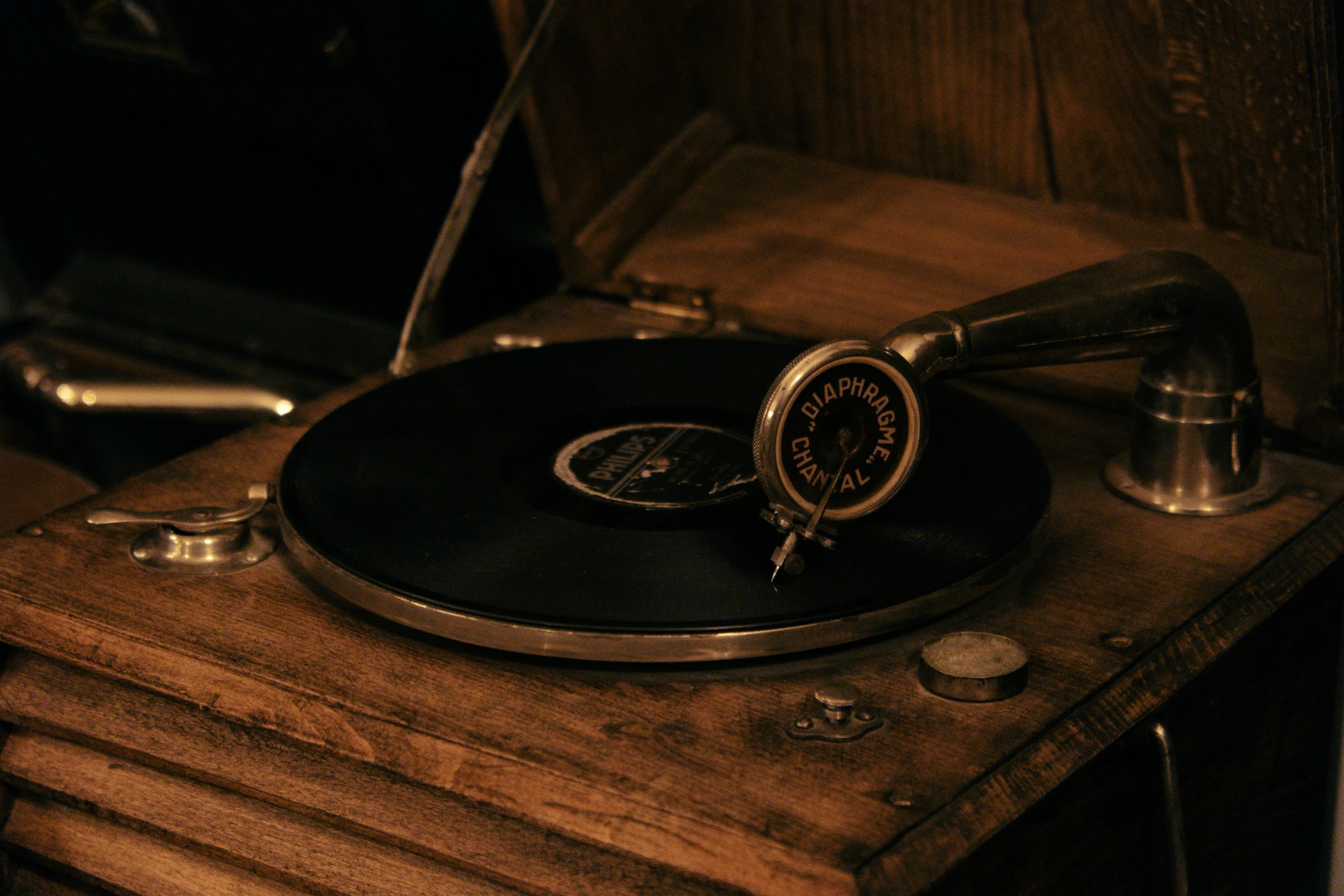 an old turntable is sitting on top of a table