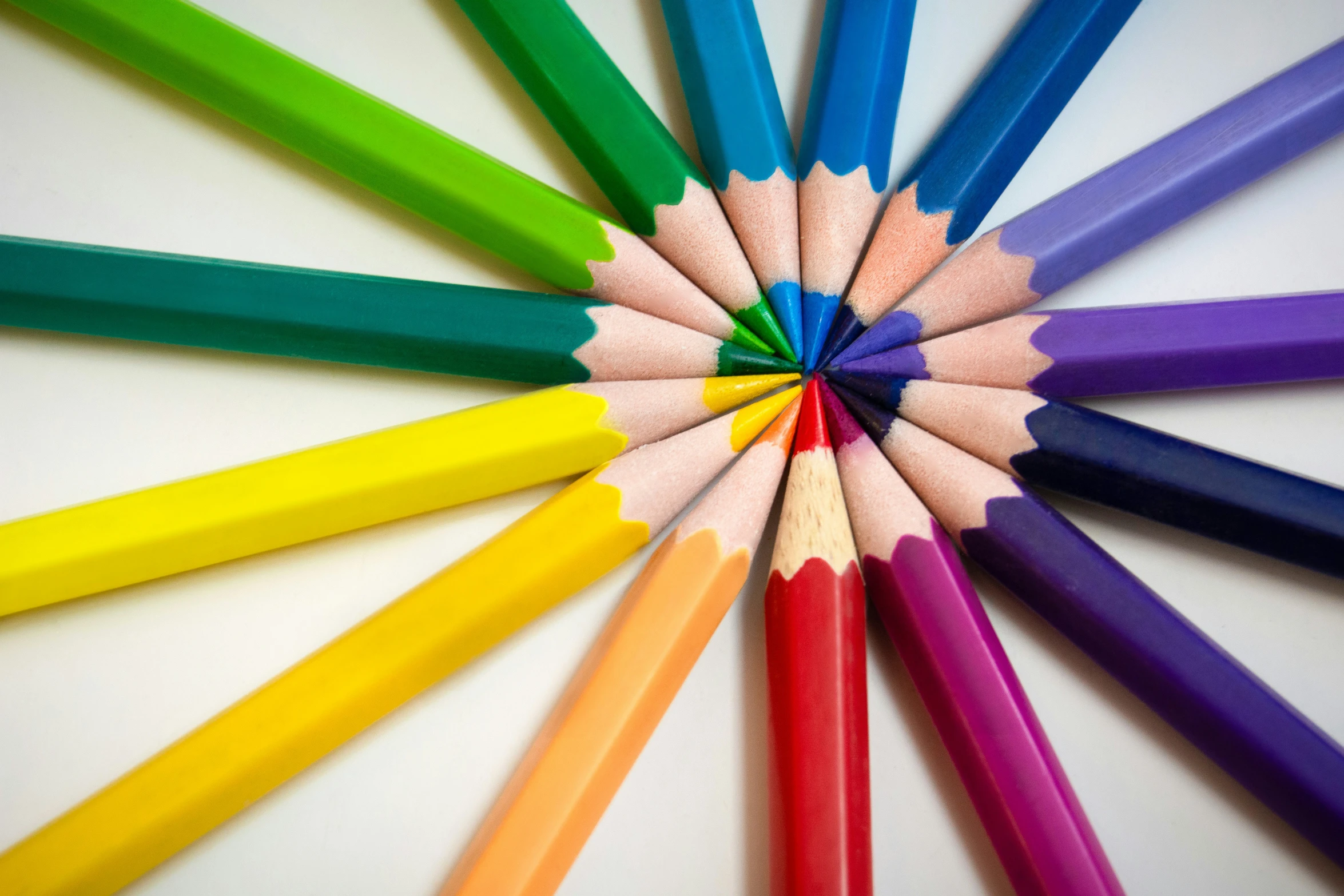 a bunch of pencils are arranged in a circle