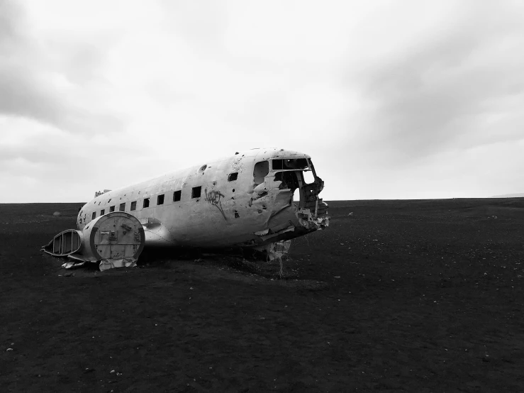 a abandoned airplane that is sitting in the grass
