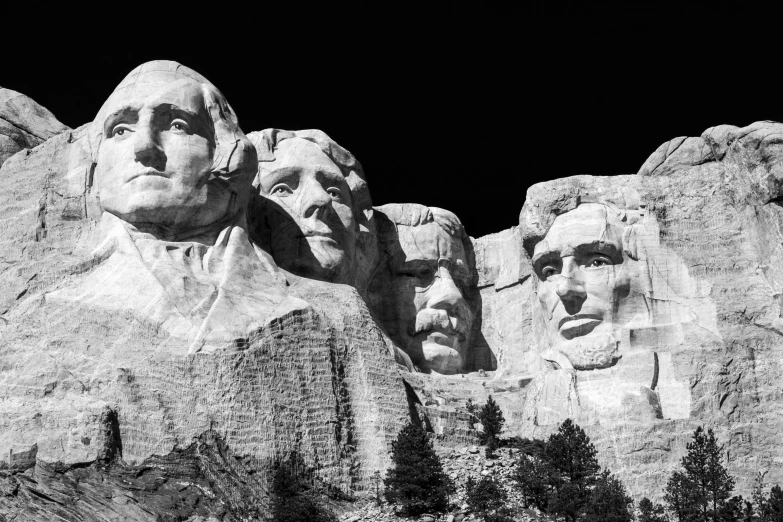 mount rush with statues of presidents and mountains
