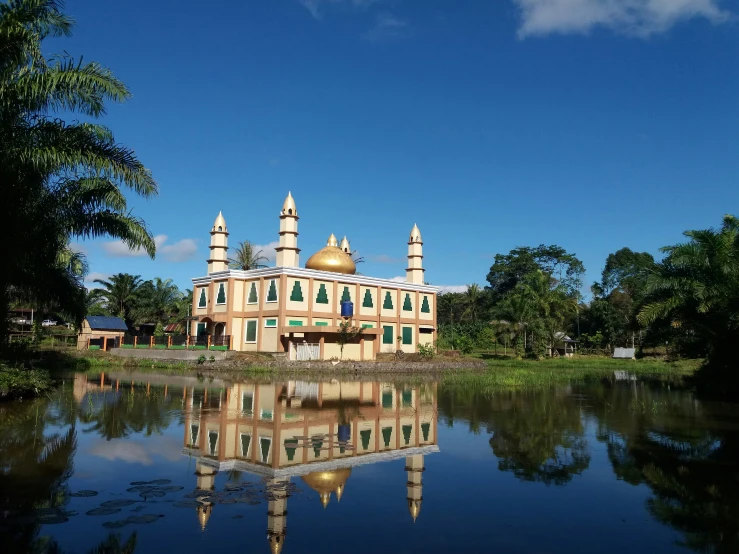 a very large building near a small body of water