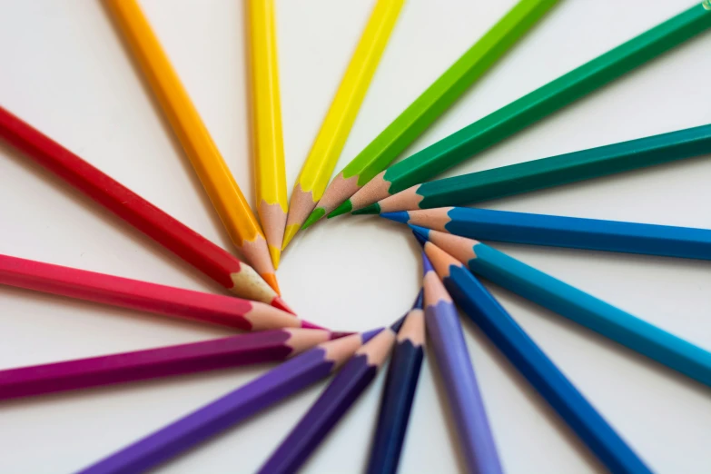 many colored pencils are arranged in a circle