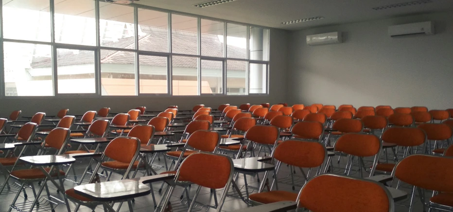 a large classroom with many chairs and no one in it