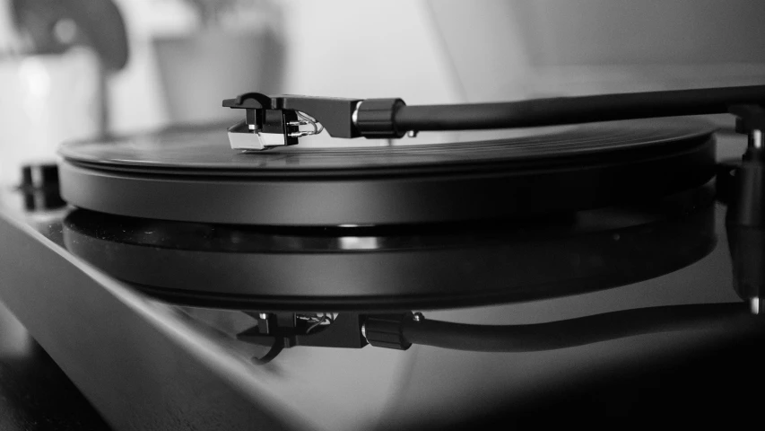 a close up view of the inside of an antique vinyl record player