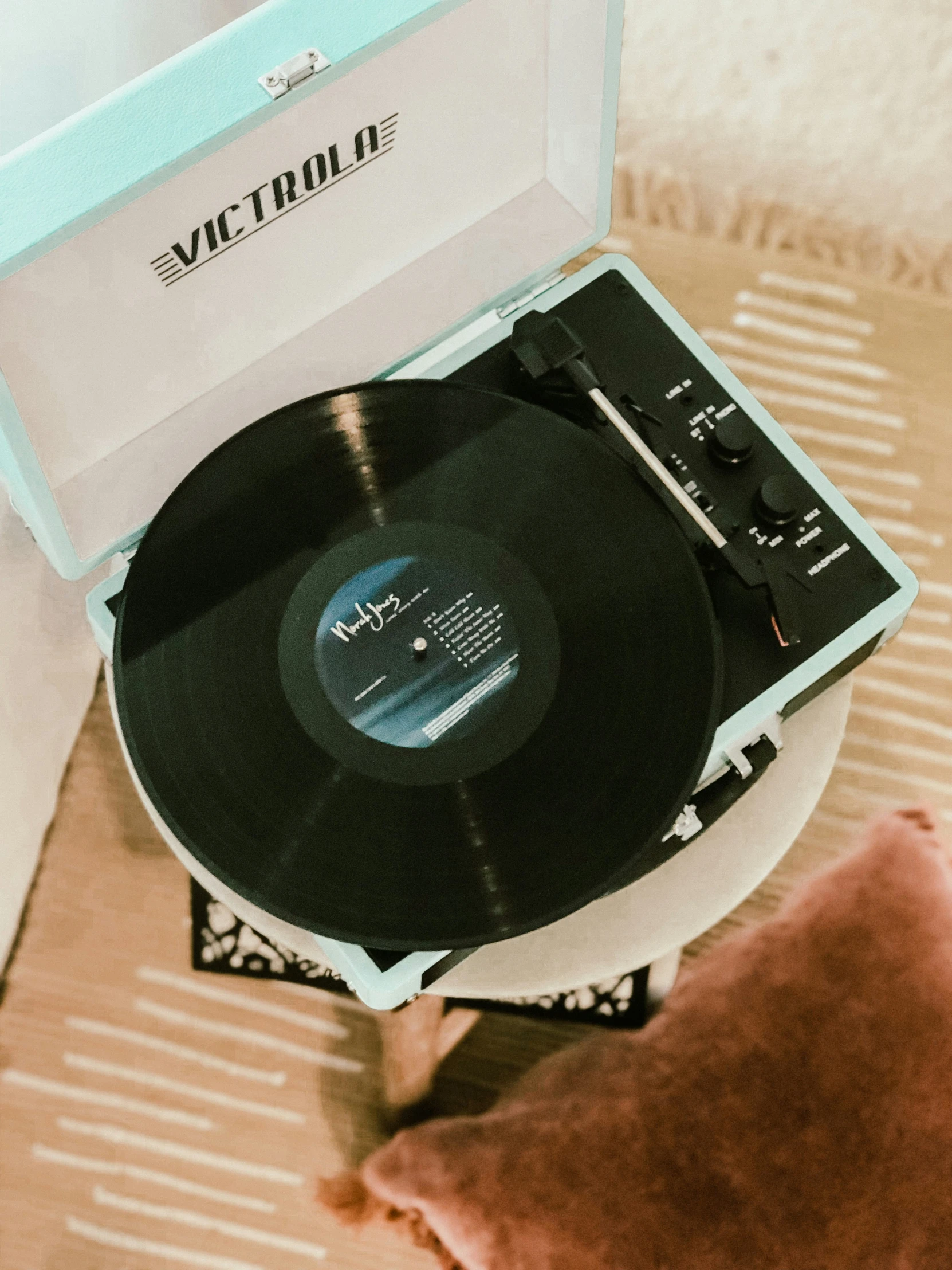 a record player sitting in an opened case