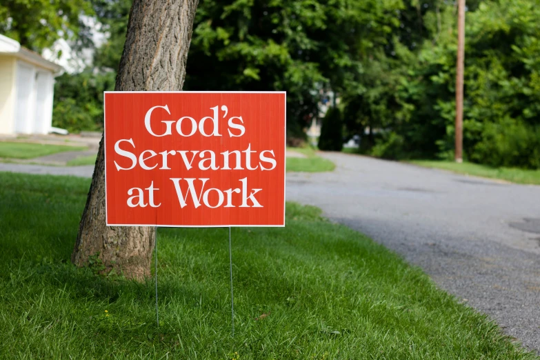 a sign warning to goers servants at work