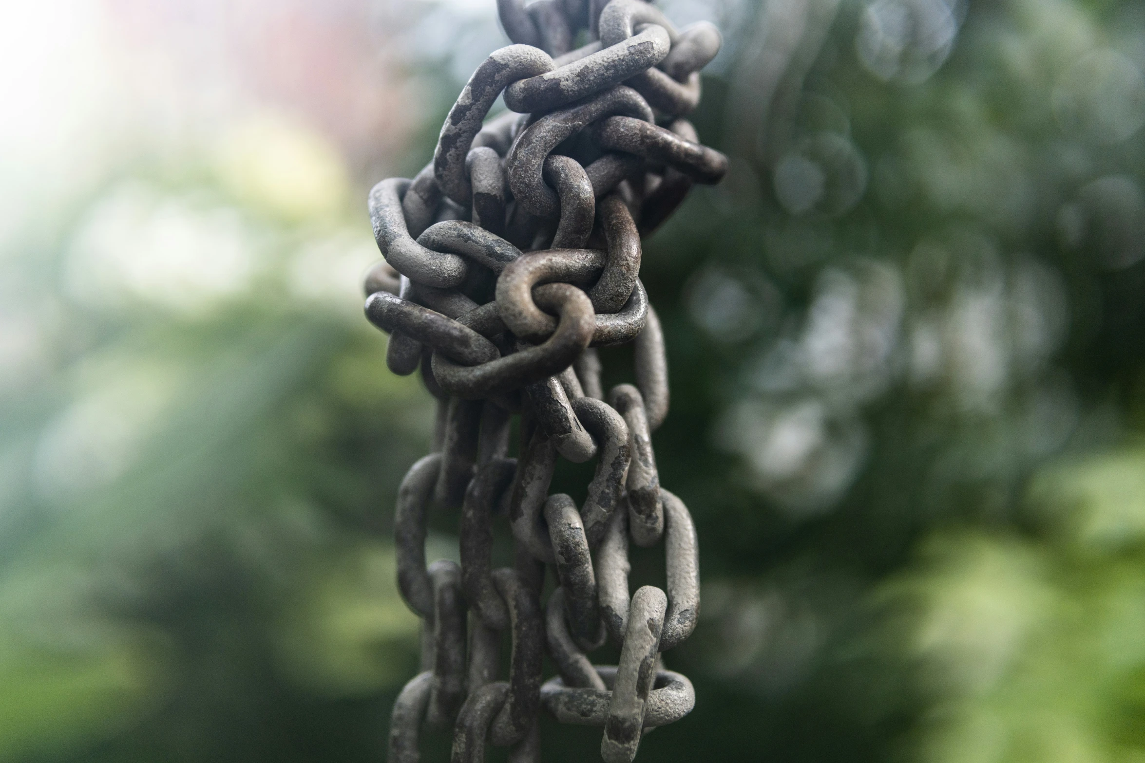 a bunch of gray chain linked to a wooden post