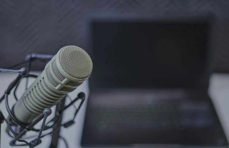 microphone on table next to laptop computer in room