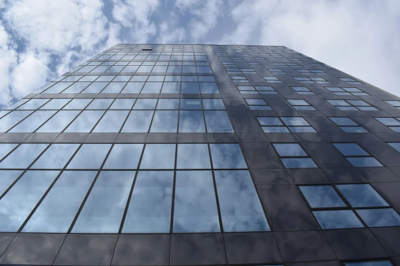 the side of a tall building that has many windows