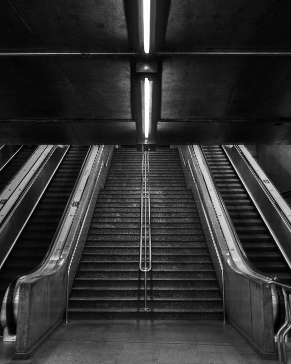 an escalator is shown with stairs and stairs going up it