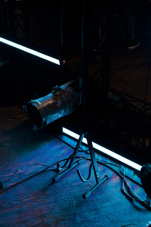 a flashlight on top of a tripod in a dark room