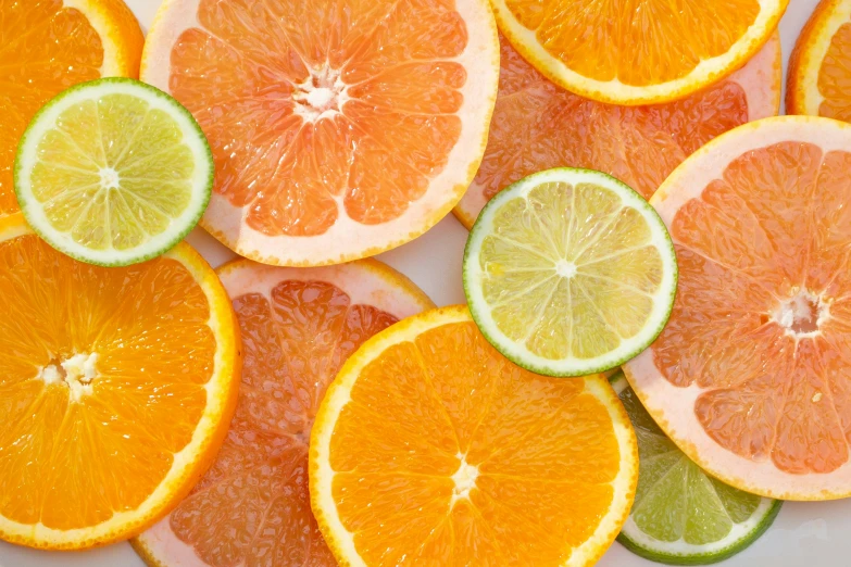 orange and lime slices are arranged in a circle