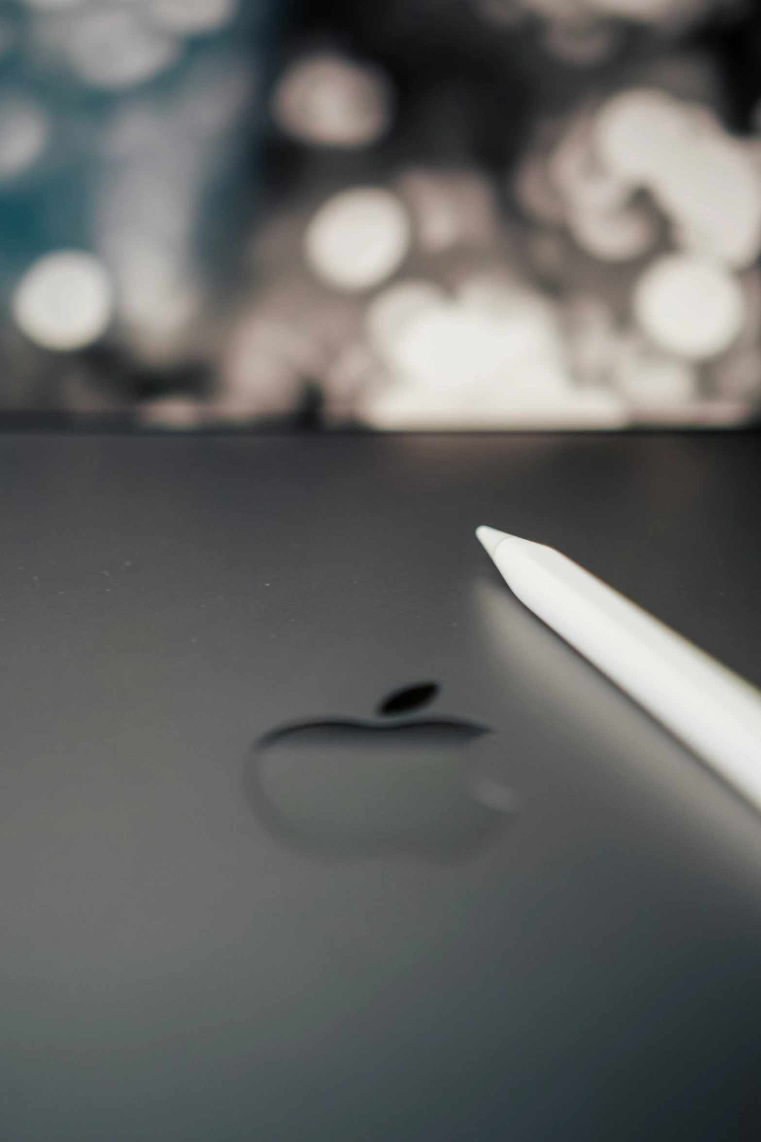 the close up view of an apple pen and mouse