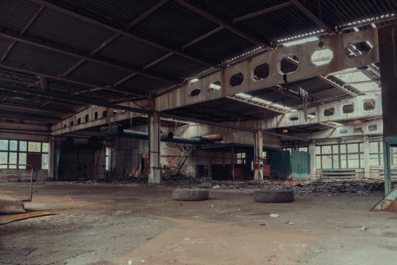 an abandoned building with no one standing in the windows