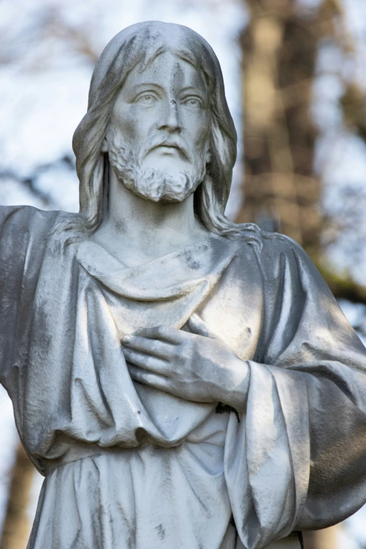 a statue of jesus with his hands clasped