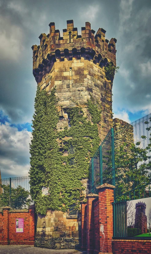 an old building with some ivy growing on the top