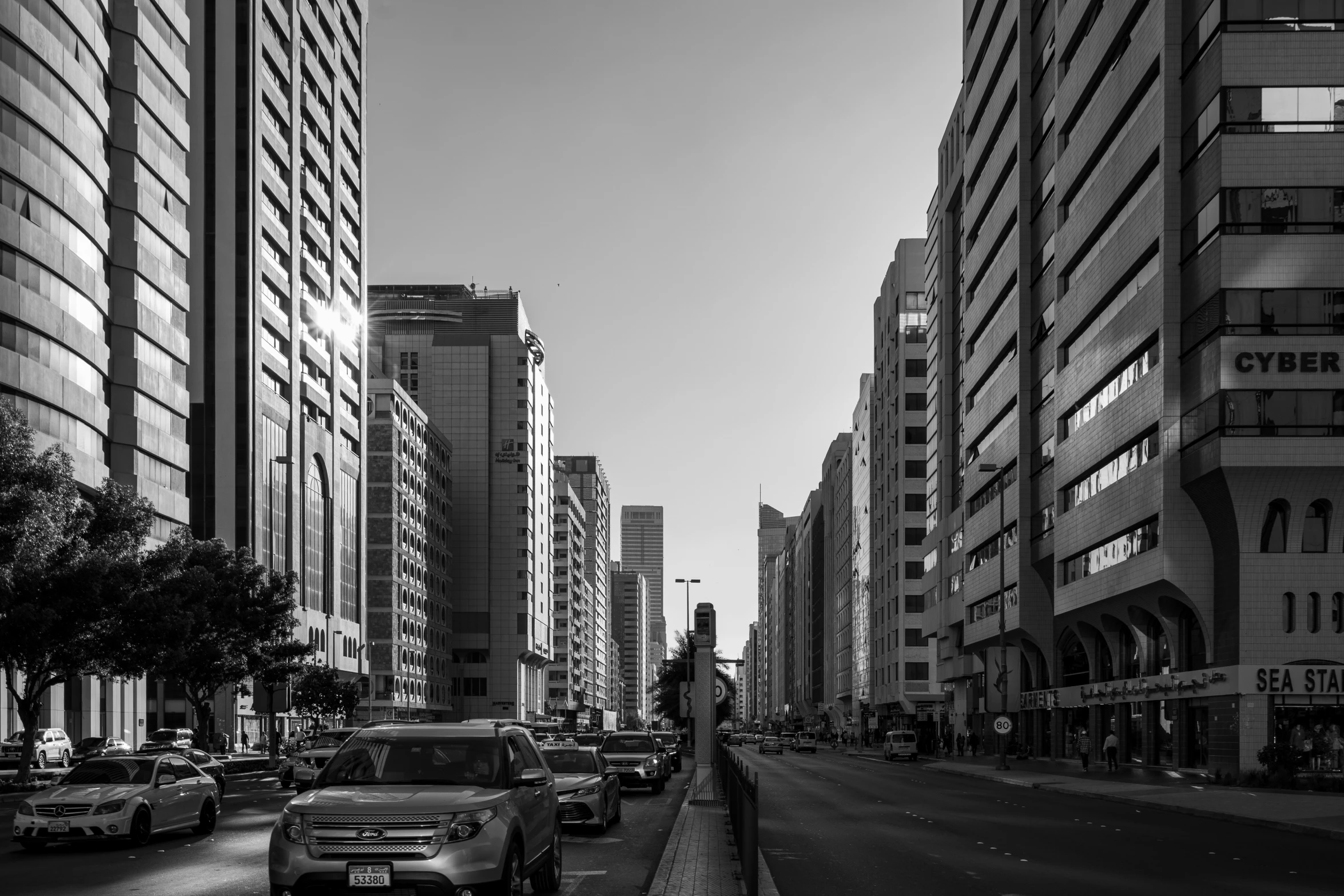 a black and white po shows cars and buildings