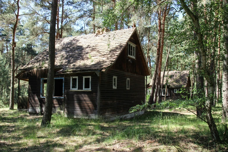 a log cabin in the middle of a wooded area