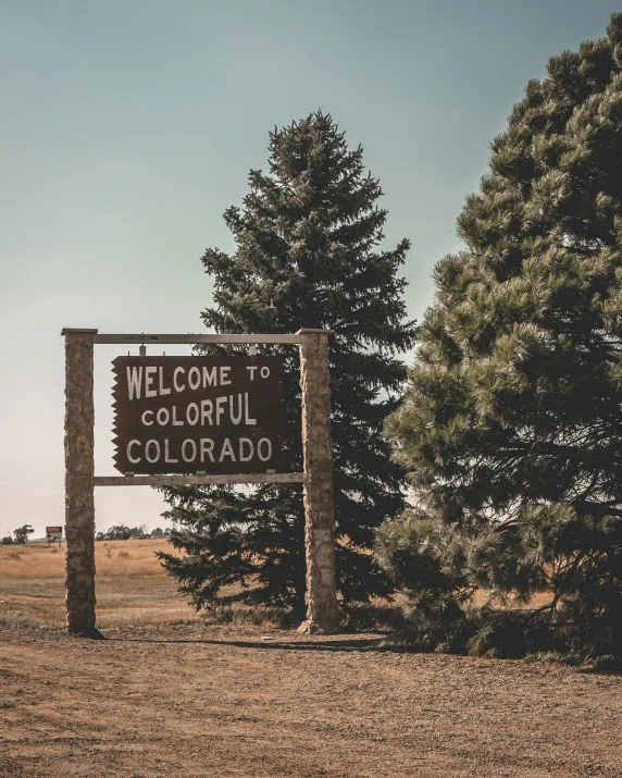 this is the welcome sign for we come to colorado
