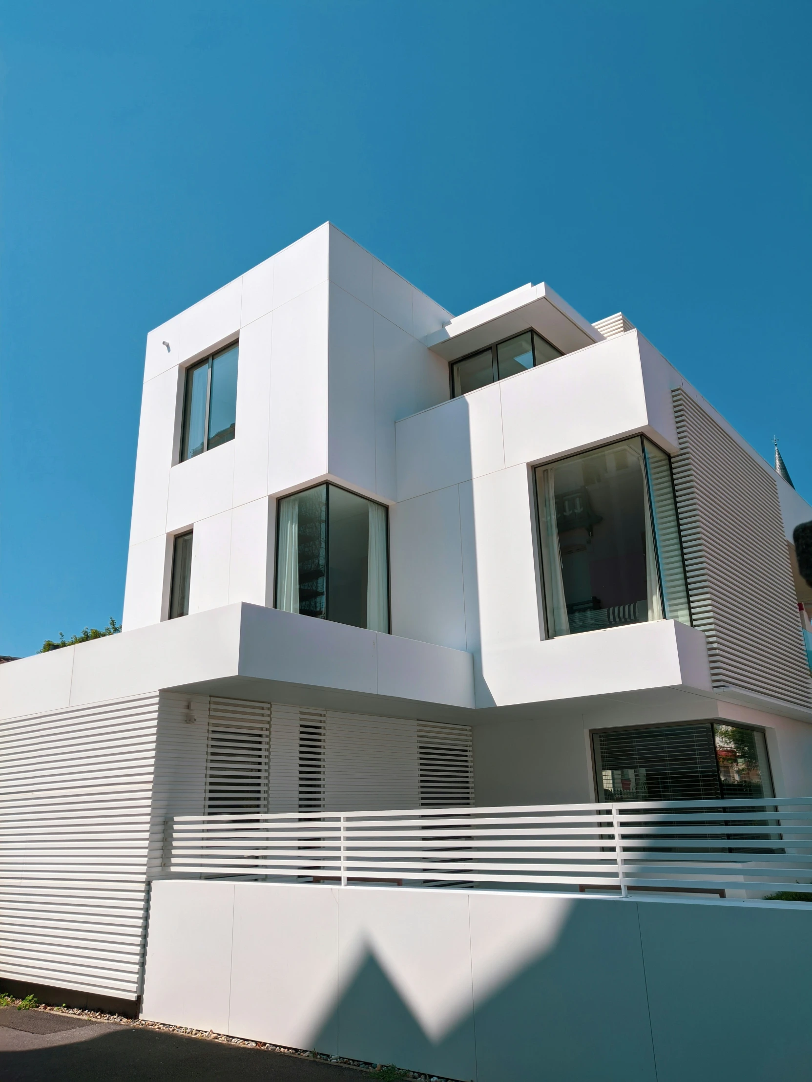 a house that has white walls and windows