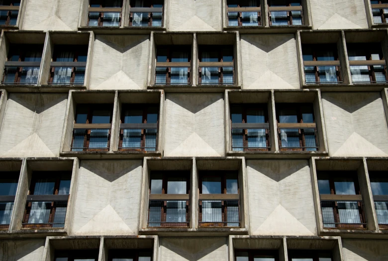 there is a large building that has windows in the front