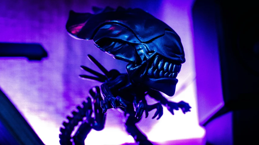 the alien hunter statue is shown in the dark