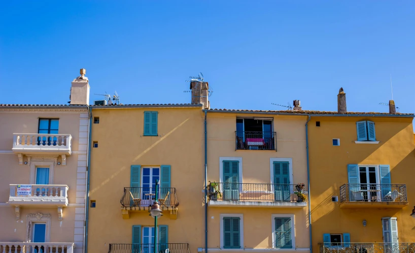 a bunch of buildings that have blue windows