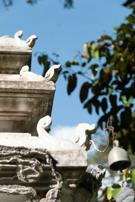 an architectural statue with statues of doves