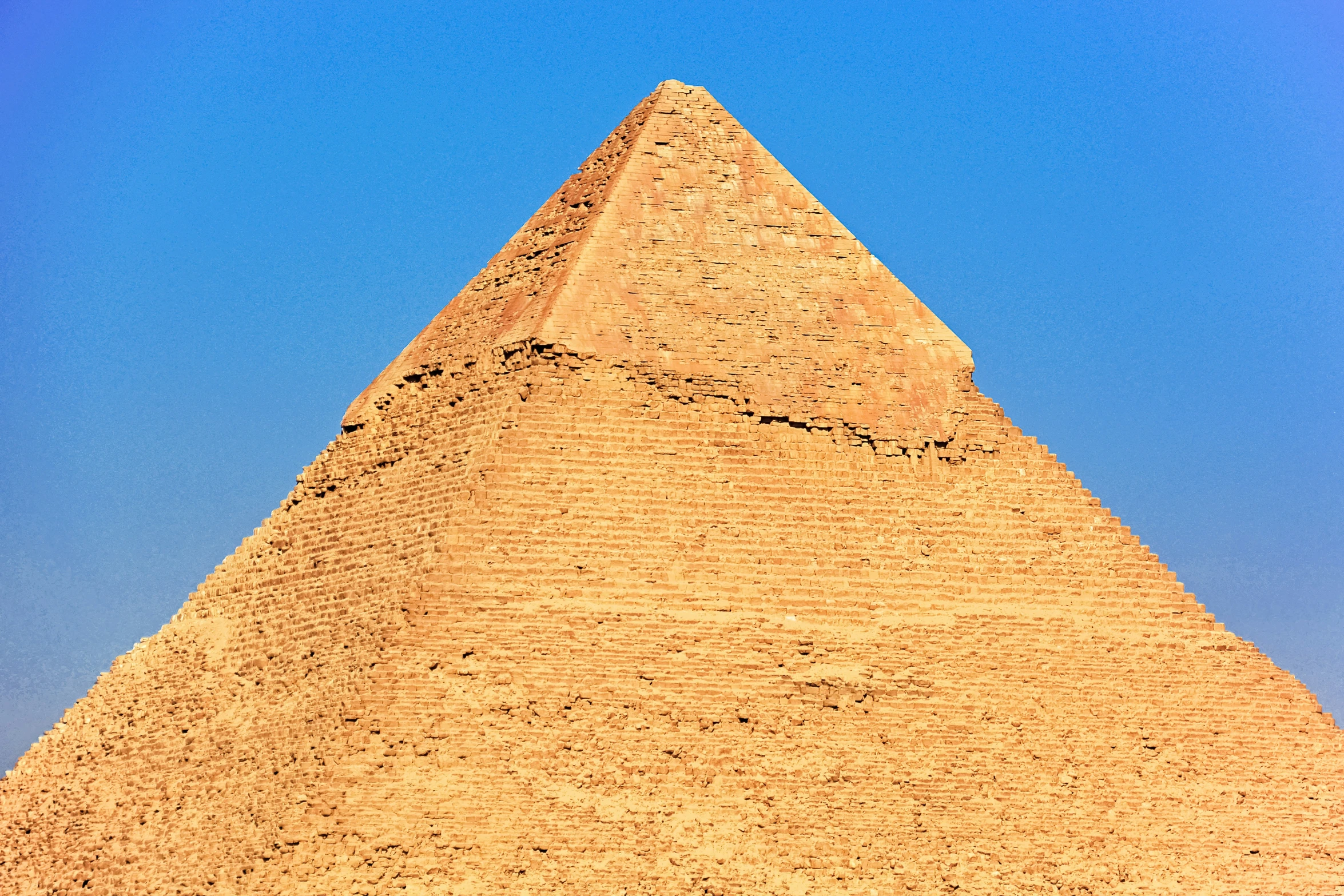 the bottom of a pyramid has sand and bricks