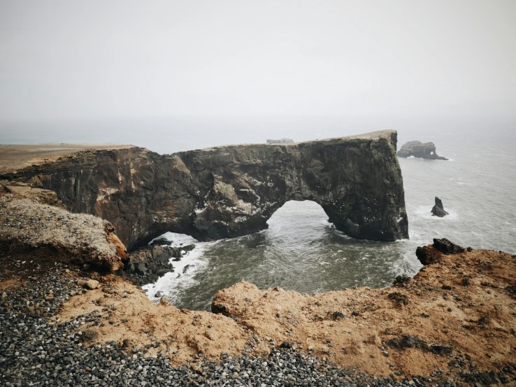 an arch in the rocks that looks like an ocean