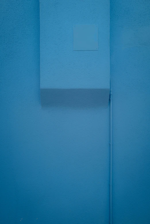 this is the wall in a blue walled room