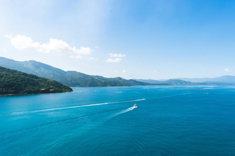 the wake of a boat is in the ocean water