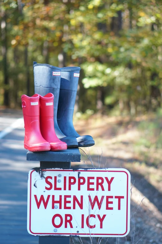 a sign that reads slippery when wet or icy