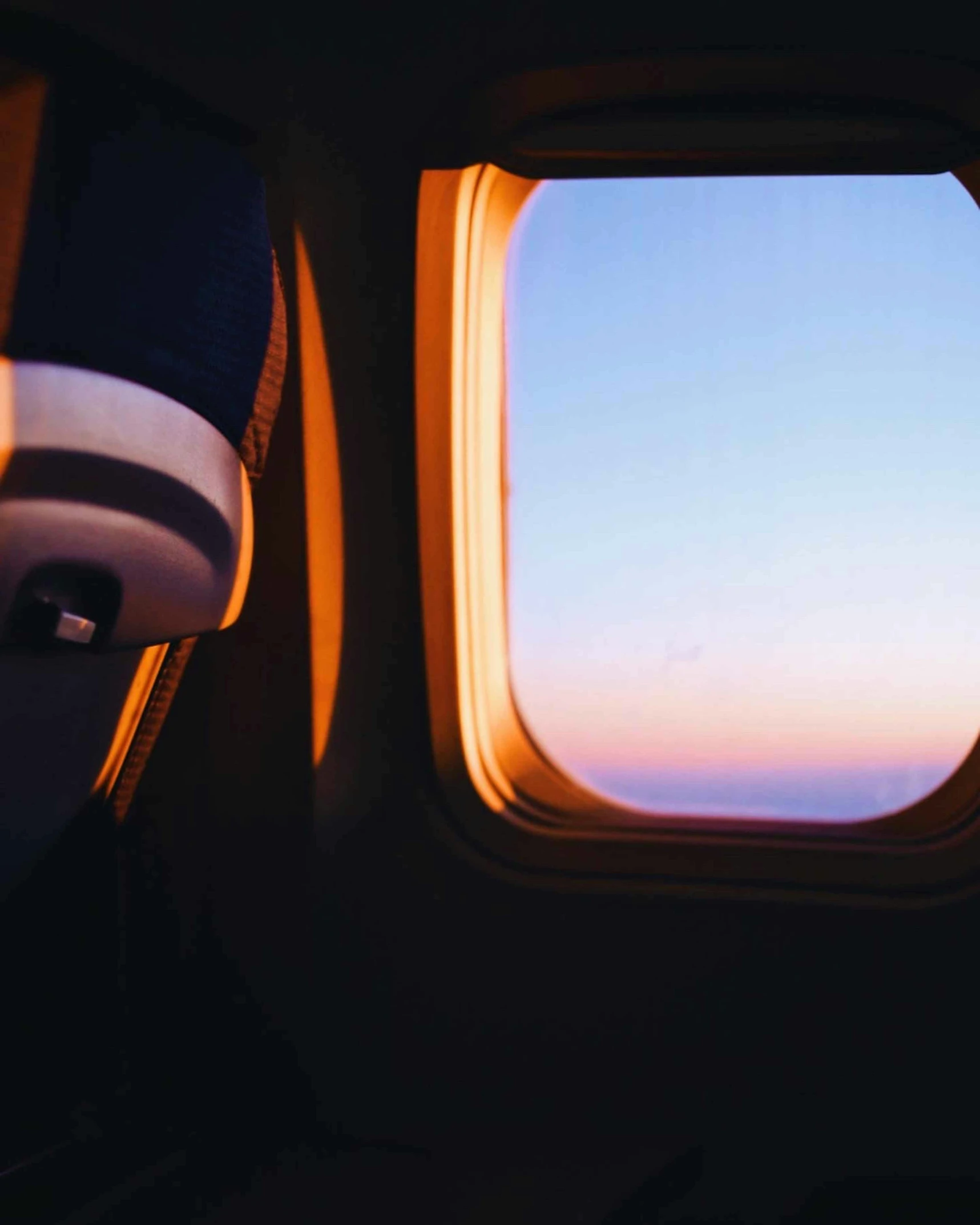 looking down through the window at the horizon of an airplane