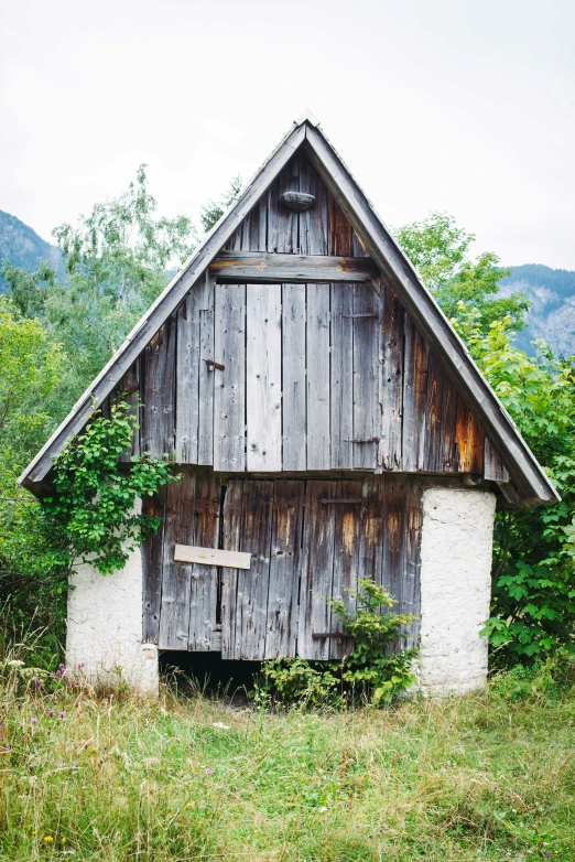 there is an old barn in the field