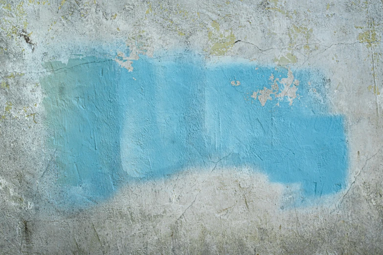 this is a dirty wall with soing blue on it