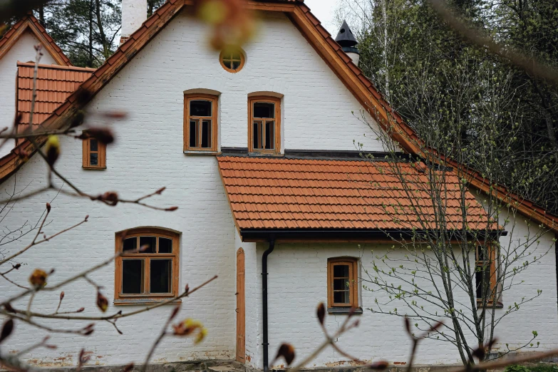 an old home sits in the middle of a wooded area