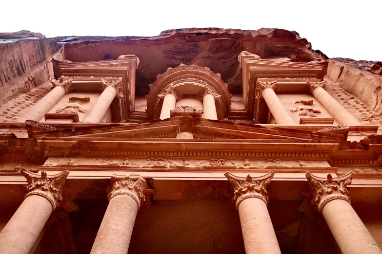 a large brown building with columns that have pillars between it