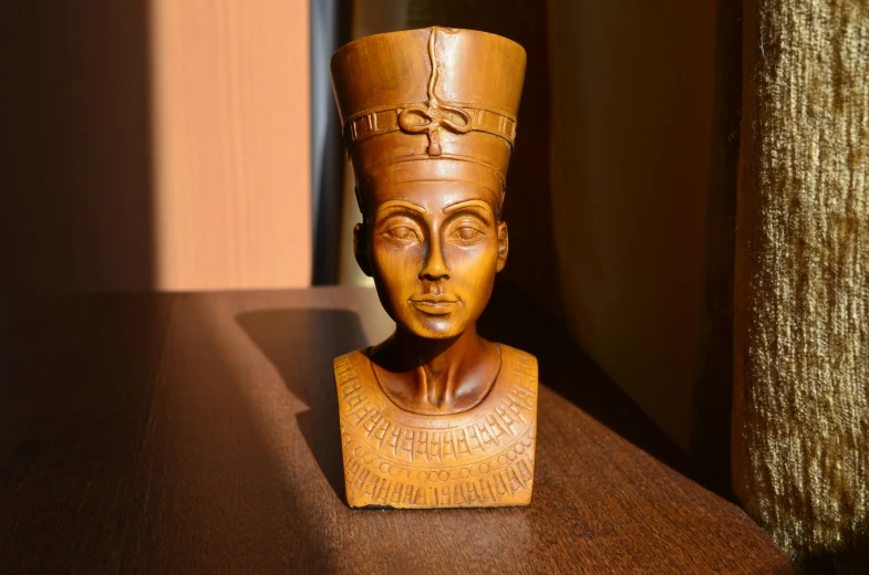 the head of an ancient egyptian bust, made by wood