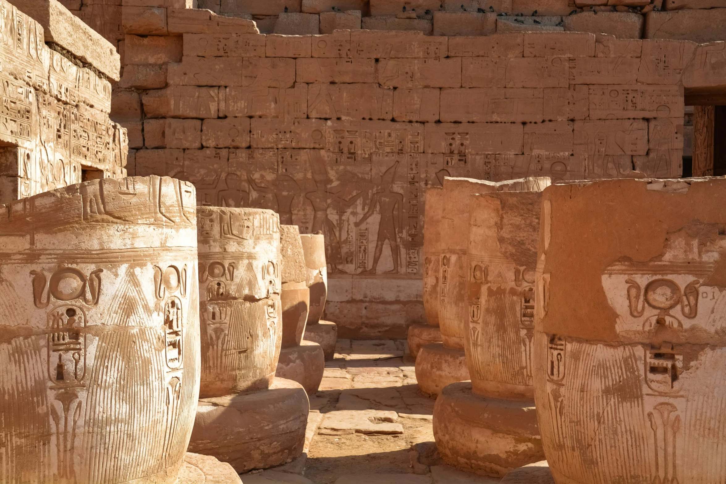 some kind of large wall with a lot of carvings in it