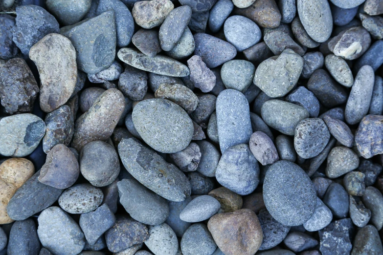 a bunch of rocks that are very close together