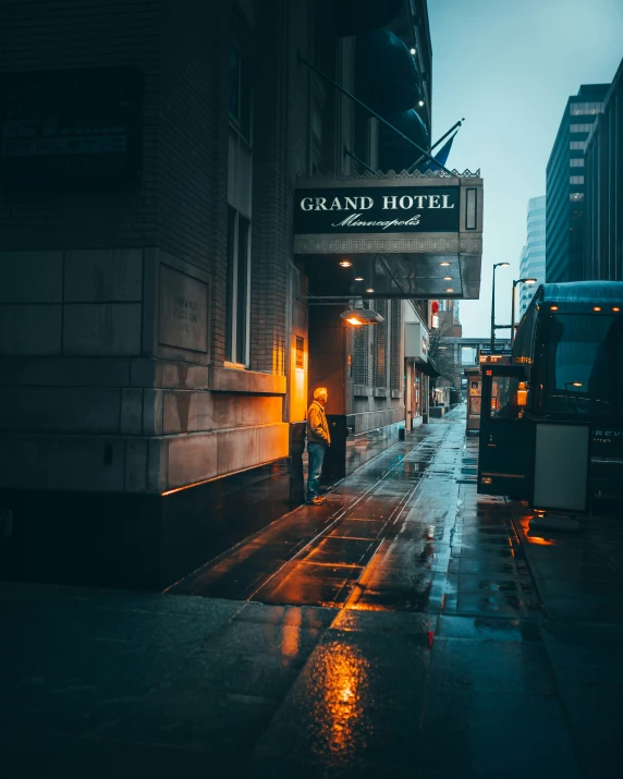 a bus is parked outside a el at night