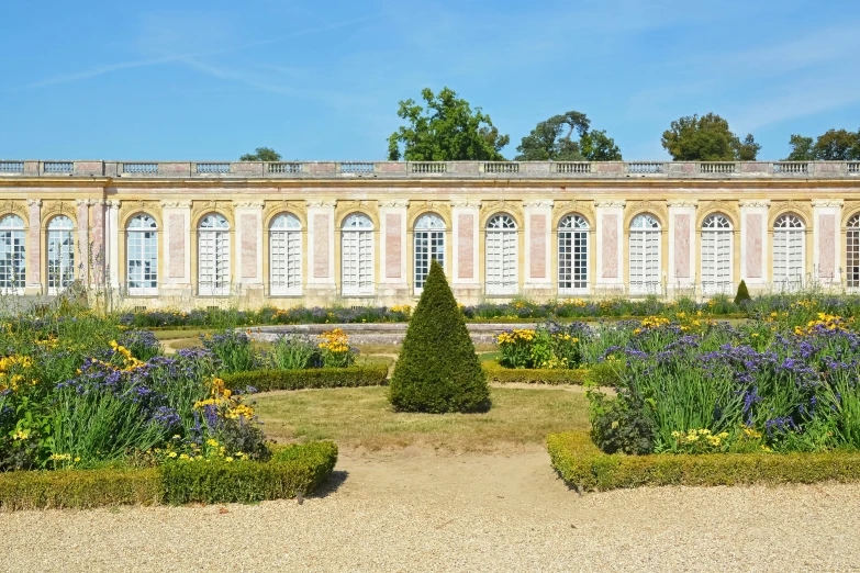 the entrance to an english garden at bilthurst house