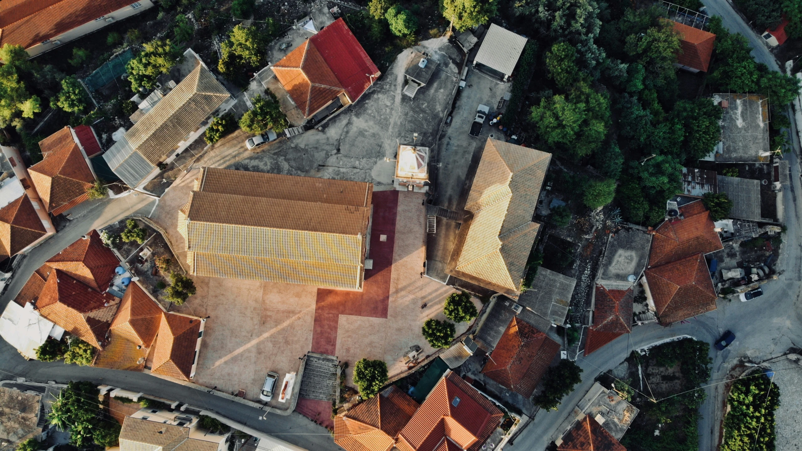 this is an aerial view of many houses with colorful roofs