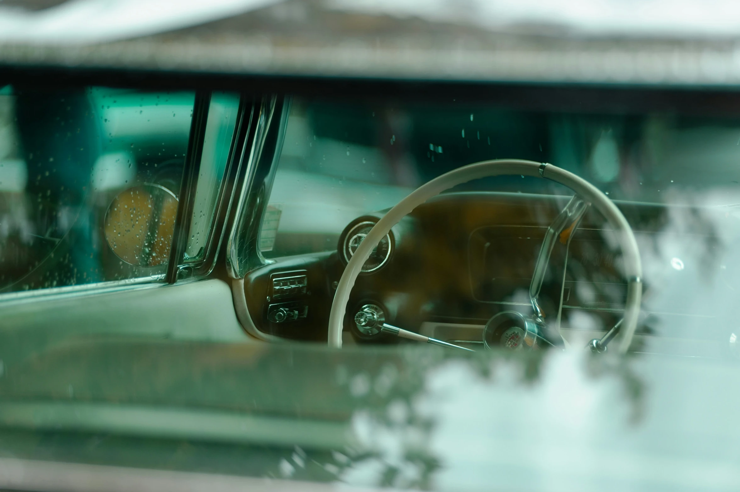 a reflection of an old car is in the mirror