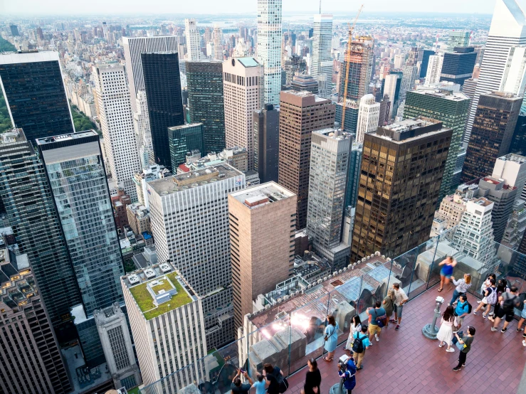 many people are on top of the buildings in the city