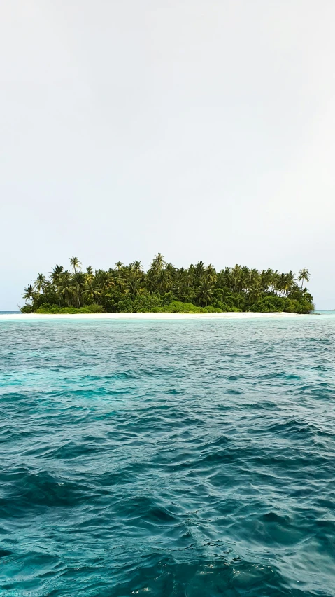 a deserted island is shown near the ocean